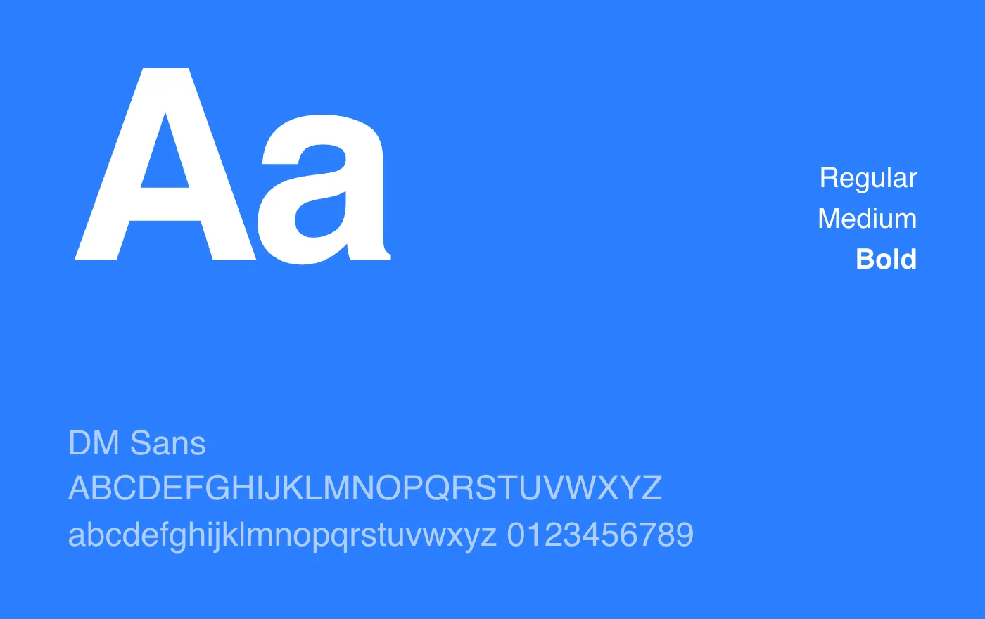 Spécimen de la typographie DM Sans en blanc sur fond bleu électrique
