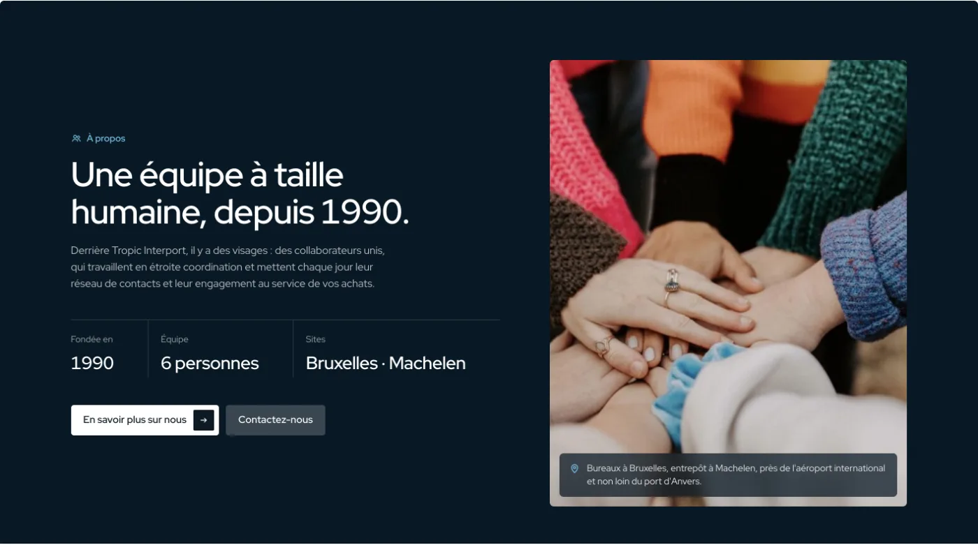Section « Une équipe à taille humaine, depuis 1990 » sur fond bleu nuit, avec les chiffres clés et une photo de mains réunies