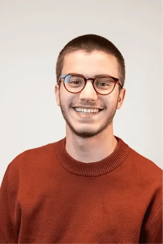 Liory, souriant, pull rouille