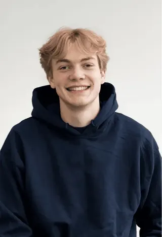 Thibaut, souriant, sweat bleu marine